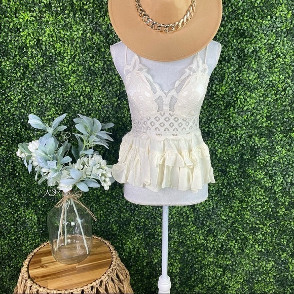 Bella lace top in ivory cream 🔥 - Picture 6 of 11